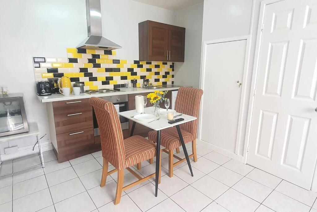 Lister Park Bradford Stylish 1Bed Coach House - Quiet & Tranquil Cottage & Parking 외부 사진